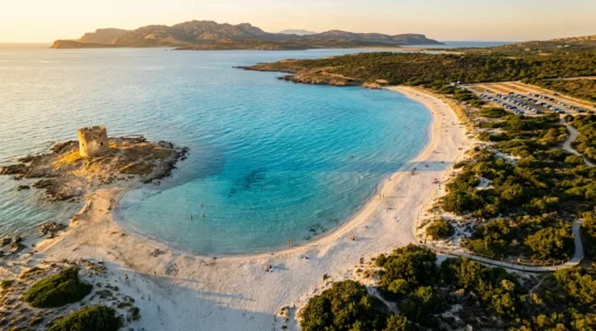 Vue panoramique d'une plage sarde avec tour aragonaise et panneaux de réglementation
