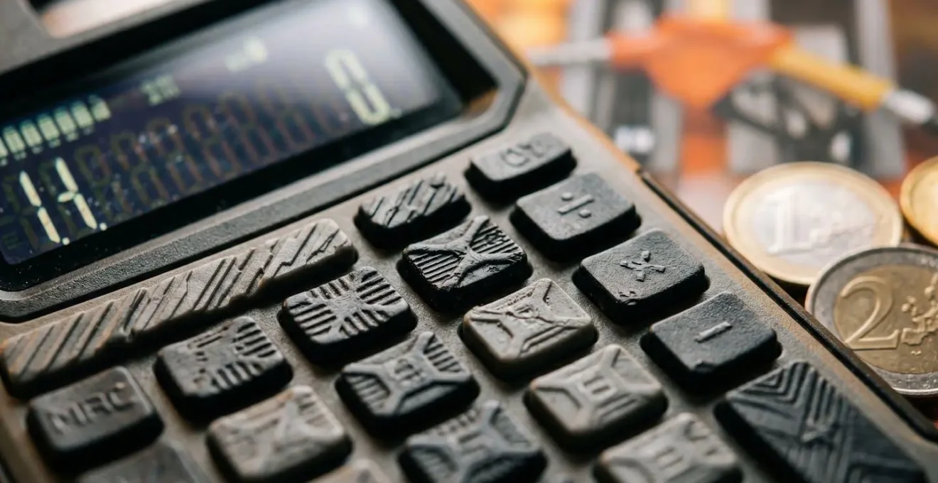 Calculatrice posée sur un bureau avec des billets d'euros flous en arrière-plan