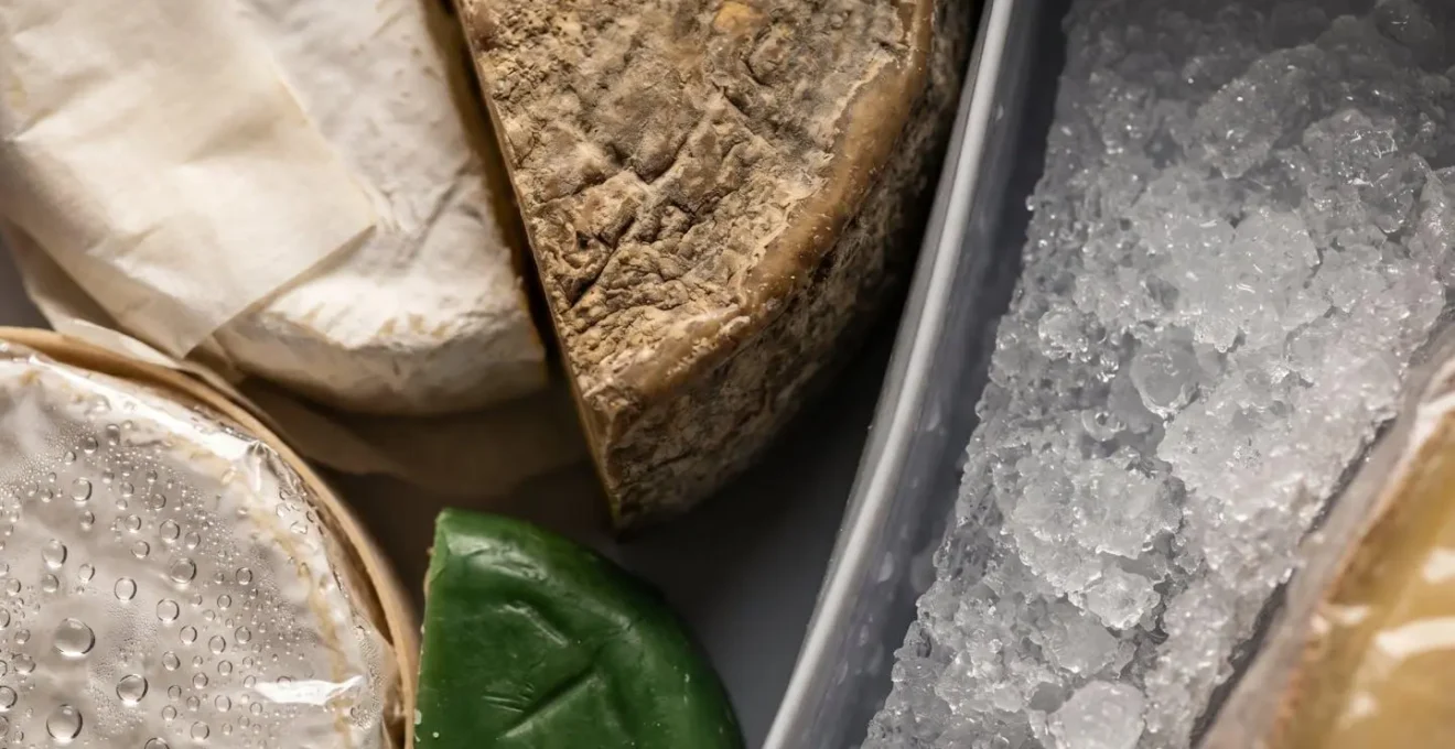 Glacière ouverte montrant différents fromages AOP organisés par zones de température