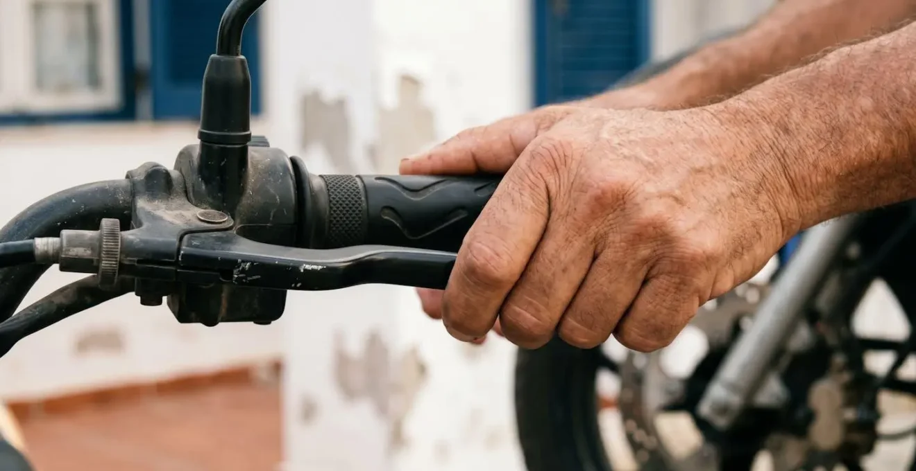 Inspection détaillée des freins d'un scooter de location sur une île méditerranéenne