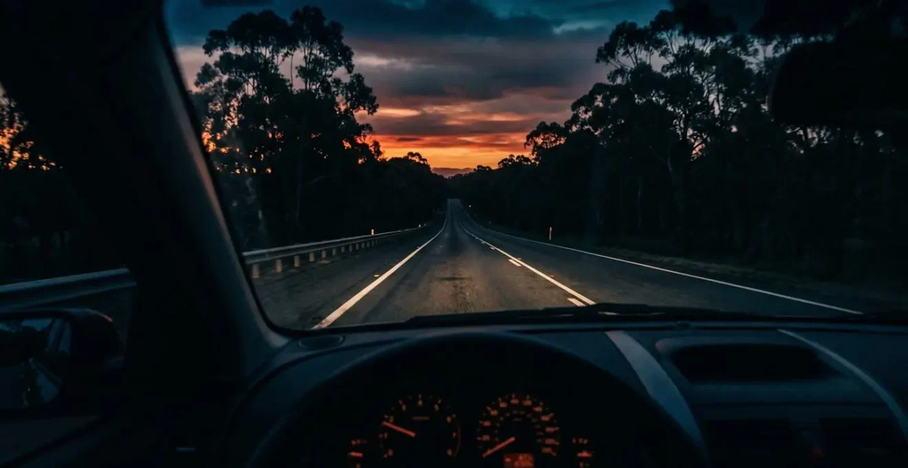 Route australienne au crépuscule avec une silhouette animale menaçante en bordure de chaussée